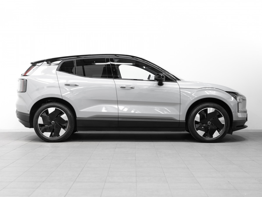 2026 Volvo EX30  Single Motor Extended Range Ultra SUV Image 3