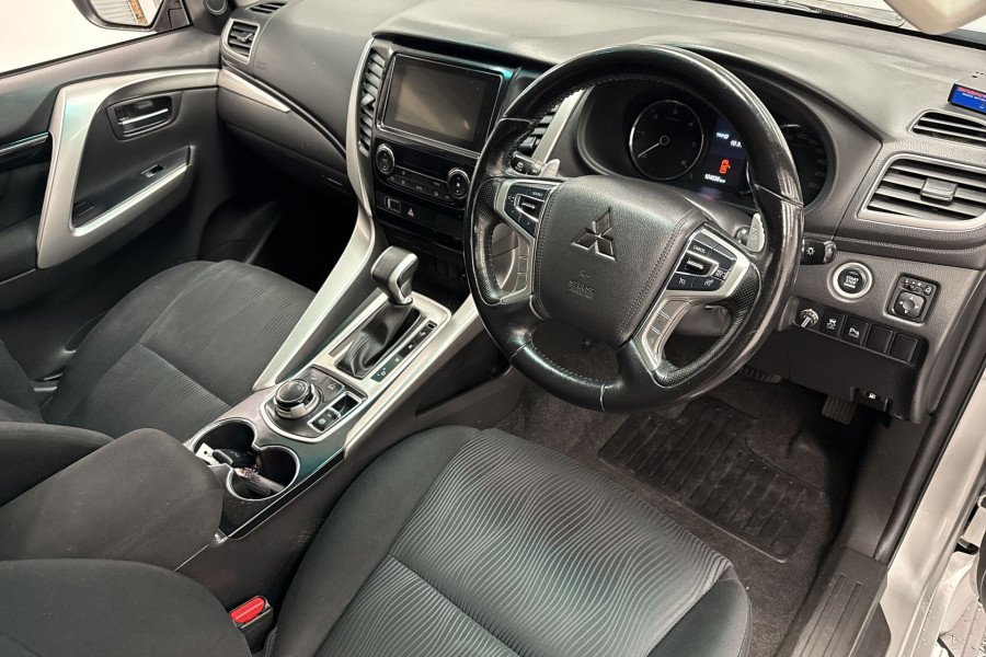 2016 Mitsubishi Pajero Sport QE GLX SUV Image 16