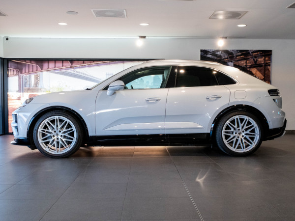 2024 MY25 Porsche Macan SUV image 8