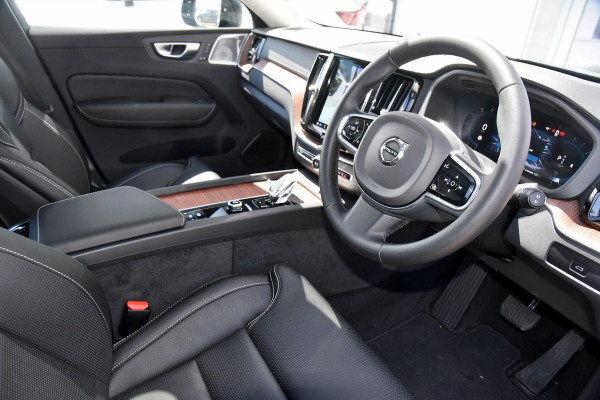 2023 Volvo XC60  Ultimate B6 Dark SUV Image 4