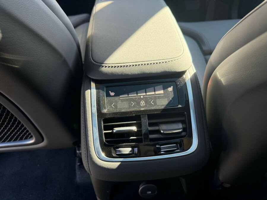 2026 Volvo XC90 L Series Plus T8 Plug-in Hybrid Dark SUV Image 18
