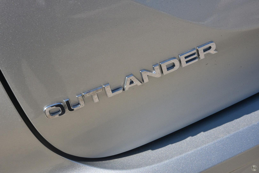 2024 Mitsubishi Outlander ZM LS SUV Image 9