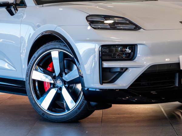 2025 Porsche Macan SUV image 11