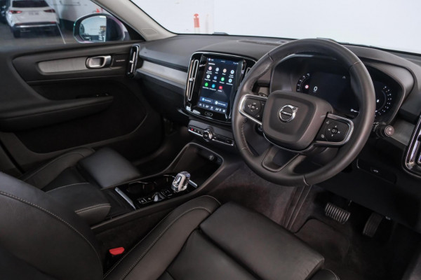 2023 Volvo XC40 XZ Ultimate B5 Dark SUV image 7