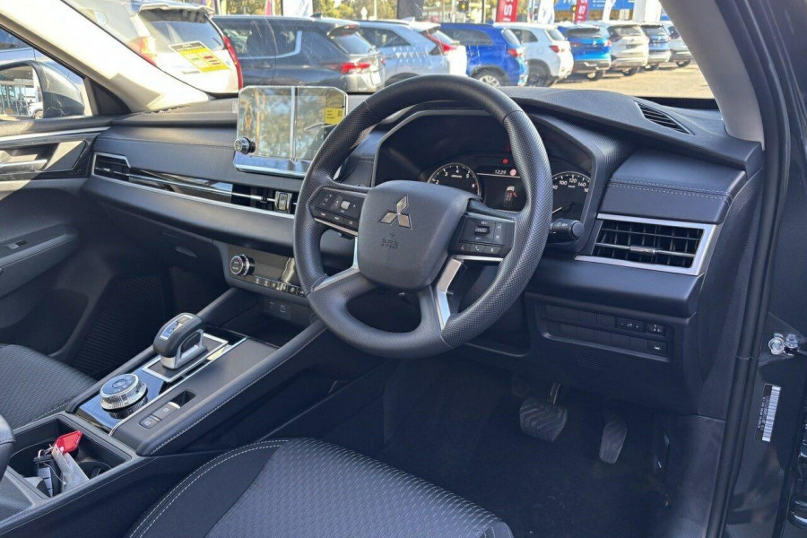 2024 Mitsubishi Outlander ZM ES SUV Image 16
