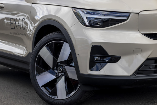 2025 Volvo EX40 No Series Ultra Single Motor Extended Range SUV Image 6