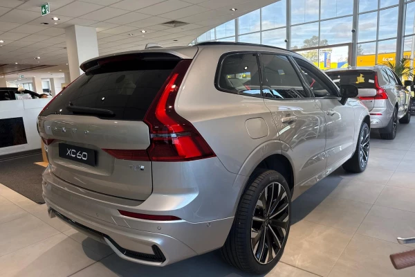 2026 Volvo XC60 UZ Ultra T8 Plug-in Hybrid Dark SUV Image 2