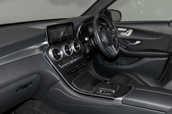 2020 Mercedes-Benz GLC-Class 300e 4matic (Hybrid) SUV Image 23