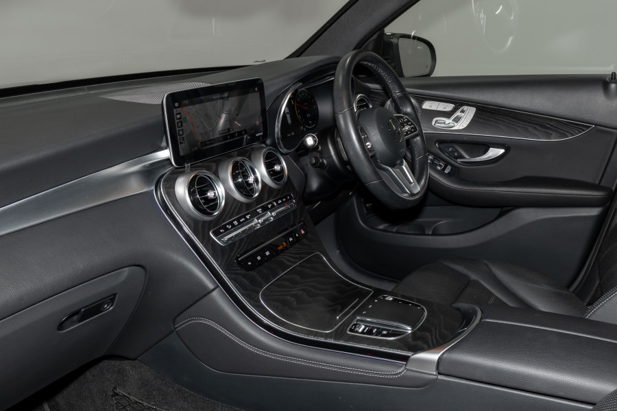 2020 Mercedes-Benz GLC-Class 300e 4matic (Hybrid) SUV Image 23