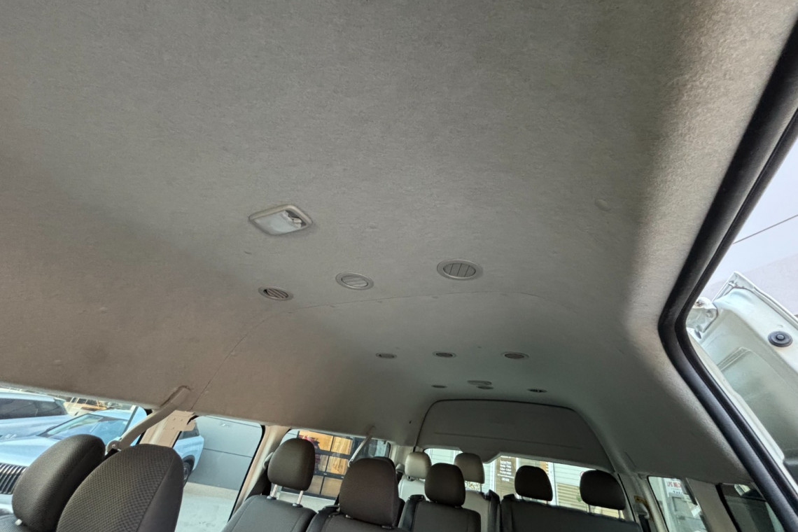 2015 Toyota HiAce TRH223R Commuter Bus Image 9