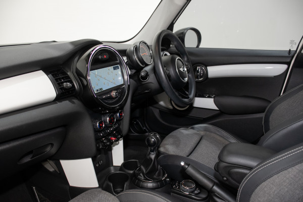 2015 MINI Cooper S Hatch image 21