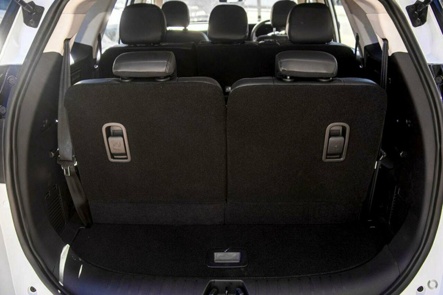 2025 Mahindra XUV700  AX7L SUV Image 10
