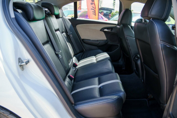 2014 Holden Calais VF V Sedan Image 8