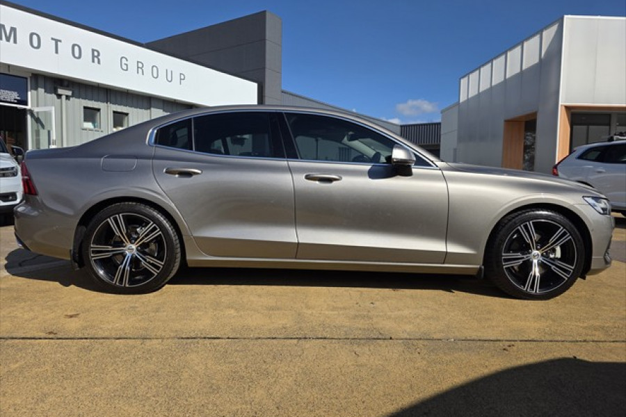 2022 Volvo S60  B5 Inscription Sedan Image 13