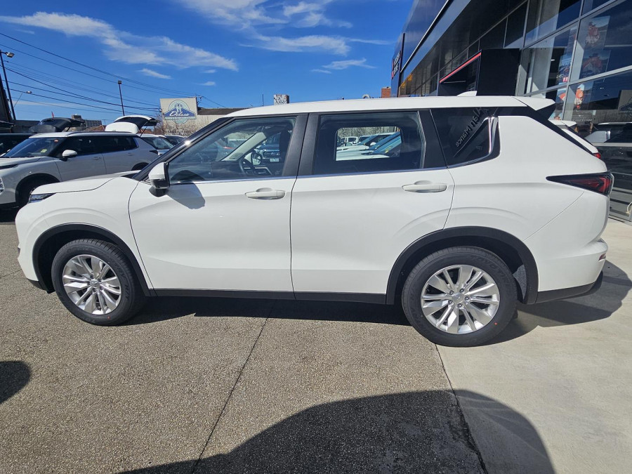 2026 Mitsubishi Outlander ZM ES SUV Image 3