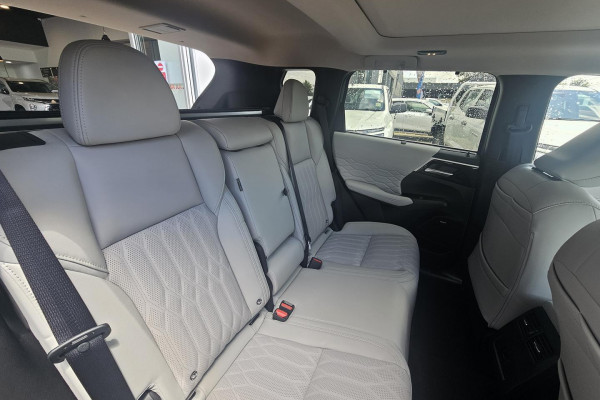 2025 Mitsubishi Outlander ZM Exceed SUV Image 9