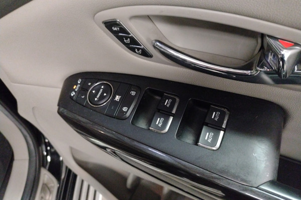 2015 MY16 Kia Carnival YP Platinum People Mover