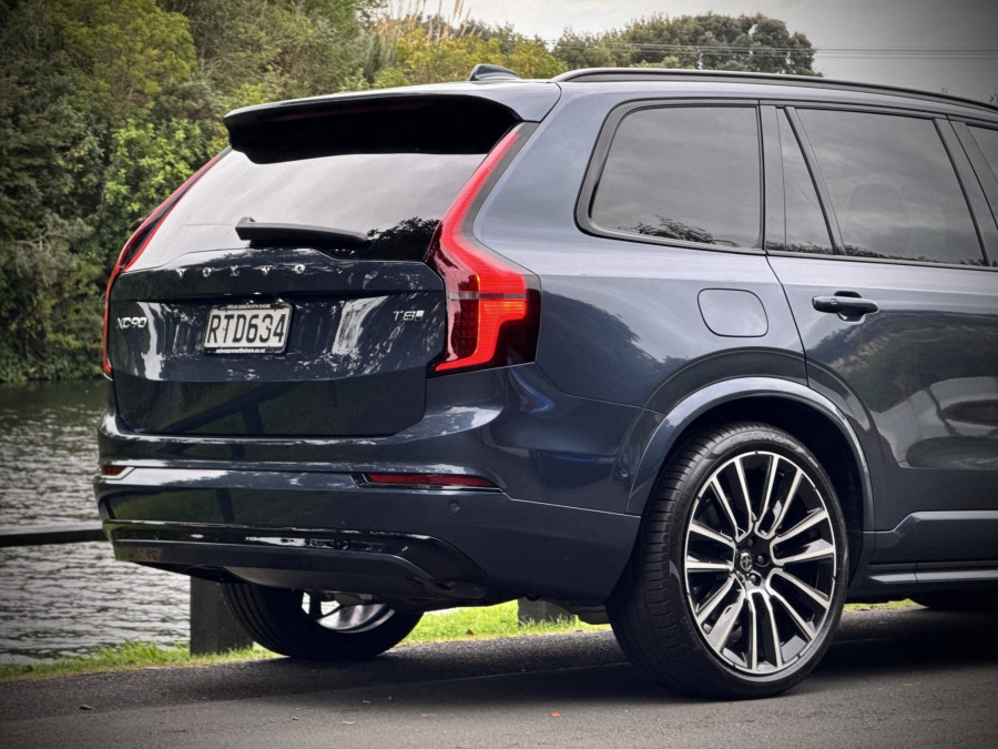 2026 Volvo XC90 L Series Ultra T8 Plug-in Hybrid Dark SUV Image 11