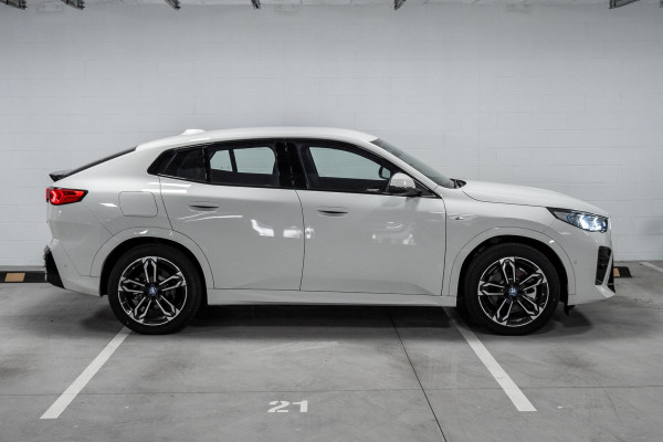 2024 BMW iX2 U10 xDrive30 M Sport SUV image 3