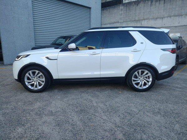 2021 Land Rover Discovery Series 5 D300 SE SUV image 5