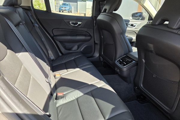 2022 Volvo S60  B5 Inscription Sedan Image 3