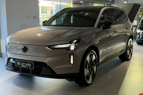 2026 Volvo EX90  Ultra Twin Motor Performance SUV Image 7