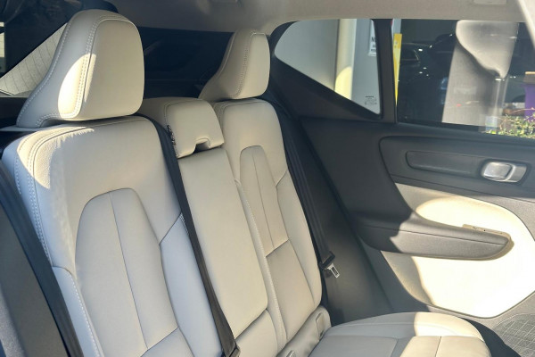 2026 Volvo XC40 XZ Ultra B4 Dark SUV Image 12