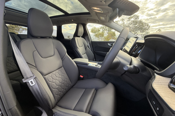 2025 MY26 Volvo XC60 UZ Plus T8 Plug-in Hybrid Dark SUV Image 13