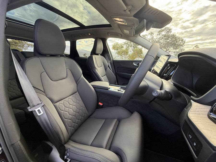 2025 MY26 Volvo XC60 UZ Plus T8 Plug-in Hybrid Dark SUV Image 13