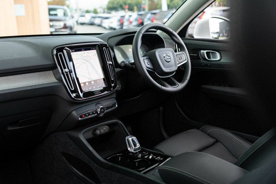 2025 MY26 Volvo XC40 XZ Ultra B4 Bright SUV Image 3