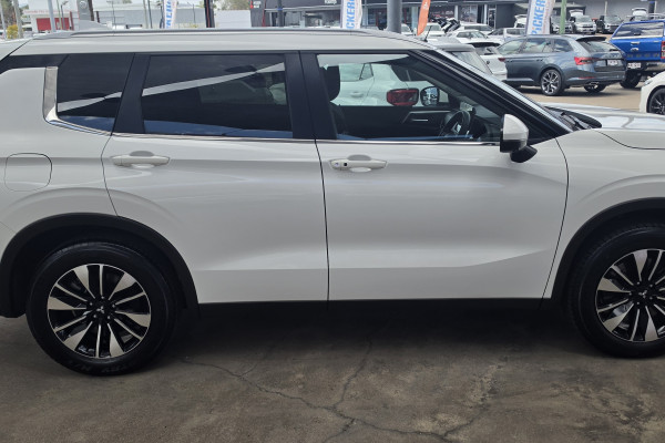 2025 Mitsubishi Outlander ZM LS SUV Image 8