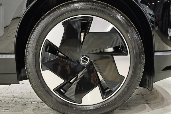 2024 Volvo EX30  Single Motor Extended Range Ultra SUV Image 6