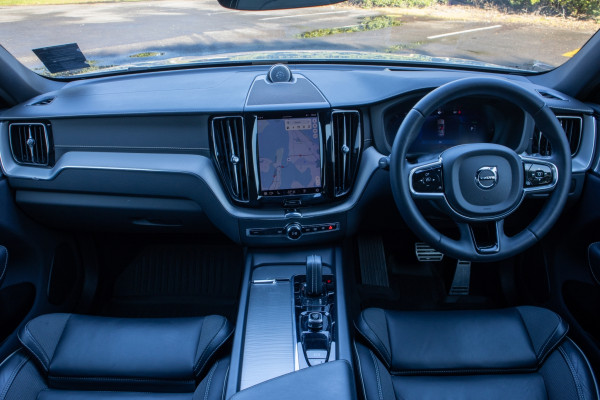2022 Volvo XC60 T8 Ultimate Recharge PHEV SUV Image 4