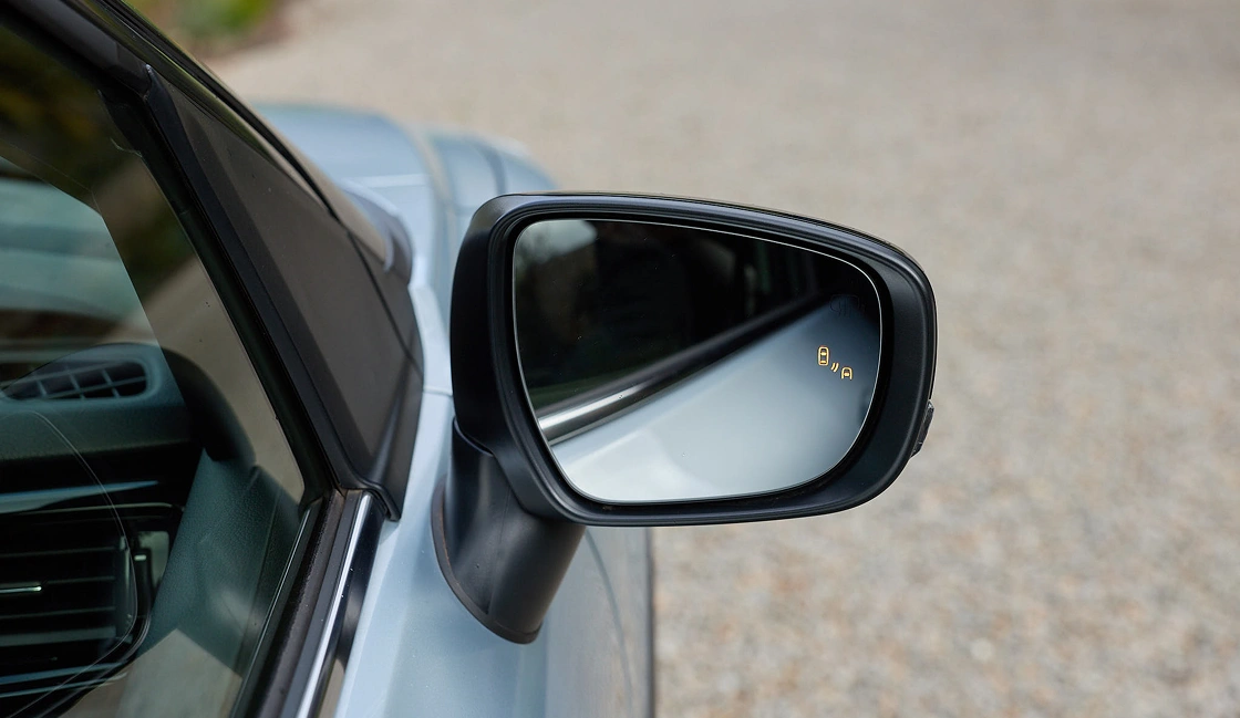 Electronic folding & heated door mirrors Image