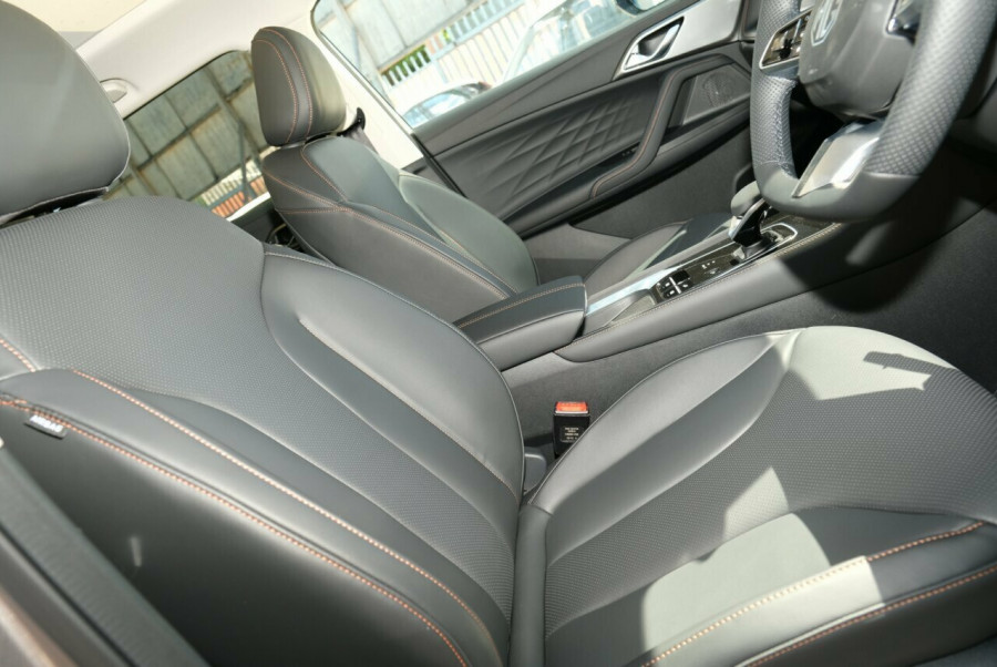 2024 MY24.5 MG HS AS33 Essence SUV Image 10