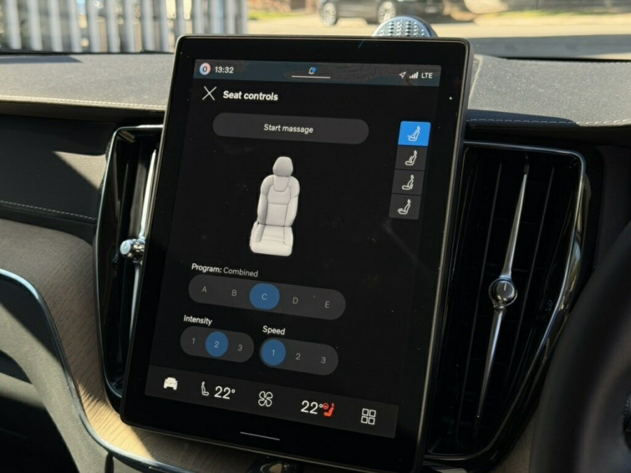 2025 MY26 Volvo XC60 UZ Ultra B5 Dark SUV Image 12