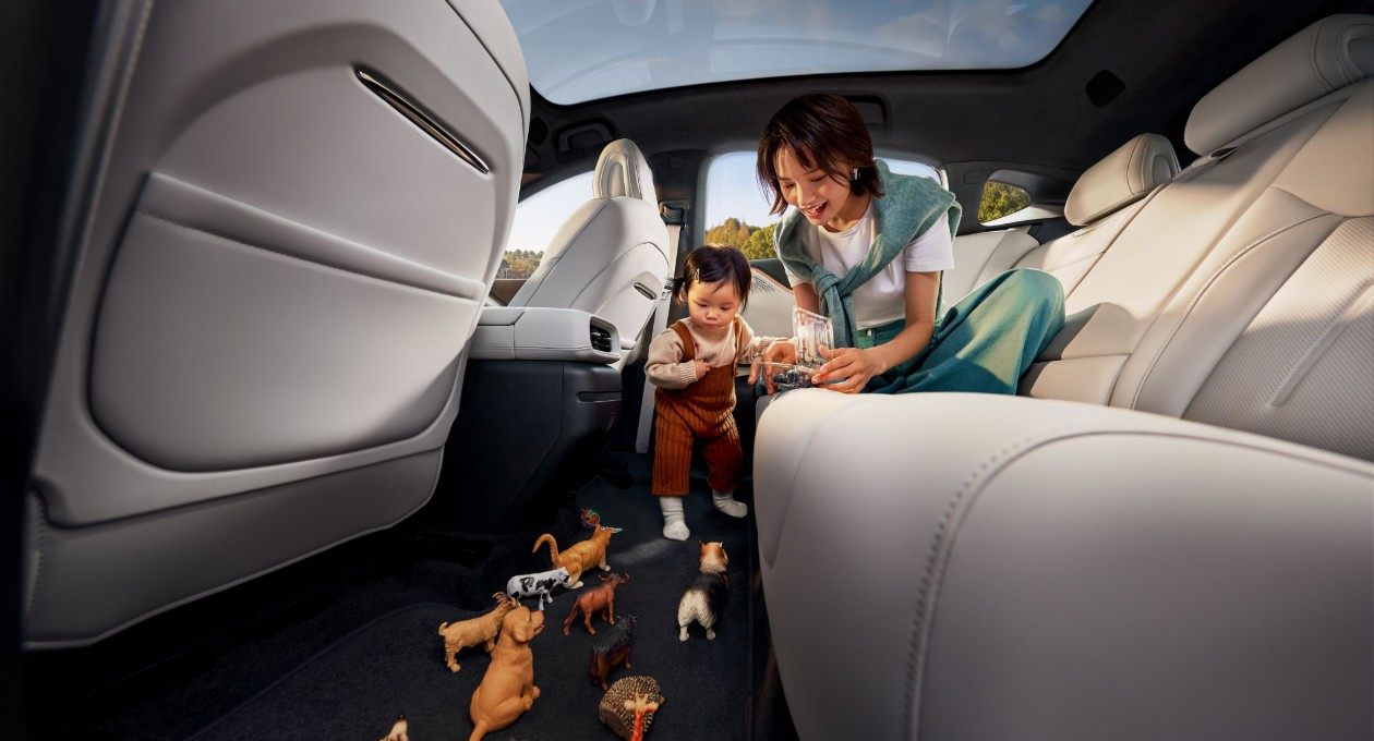 Lounge-Like Rear Cabin Image