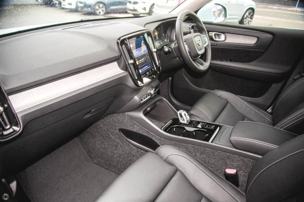 2025 Volvo XC40 XZ Ultra B4 Bright SUV Image 7