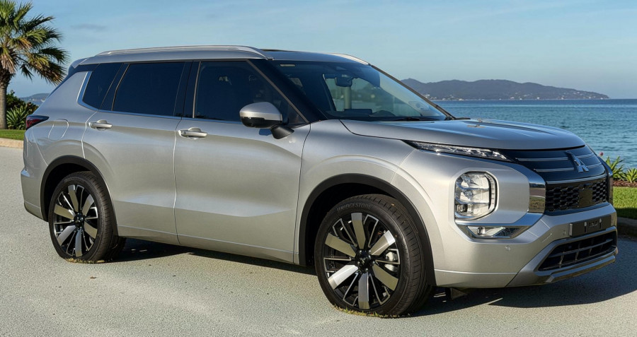 2025 Mitsubishi Outlander ZM Exceed SUV Image 2