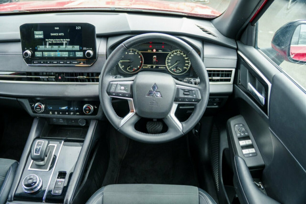 2024 Mitsubishi Outlander ZM Black Edition SUV Image 11