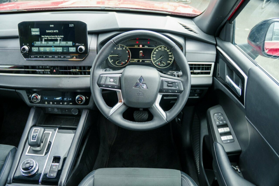 2024 Mitsubishi Outlander ZM Black Edition SUV Image 11