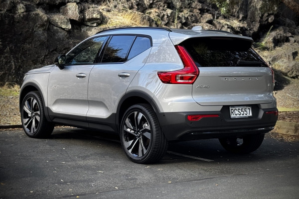 2025 Volvo XC40 XZ Ultra B4 Dark SUV Image 5