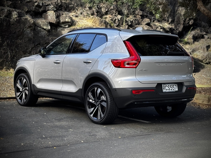 2025 Volvo XC40 XZ Ultra B4 Dark SUV Image 5