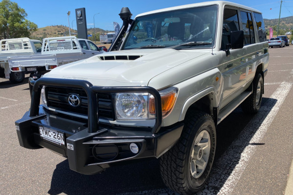 2017 Toyota LandCruiser VDJ76R WorkMate SUV Image 5