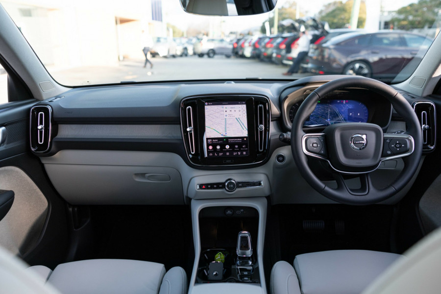 2026 Volvo XC40 XZ Ultra B4 Dark SUV Image 5