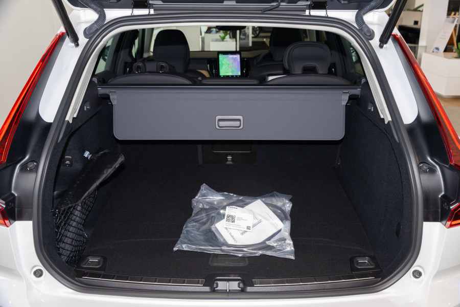2026 Volvo XC60 UZ Plus T8 Plug-in Hybrid Dark SUV Image 19