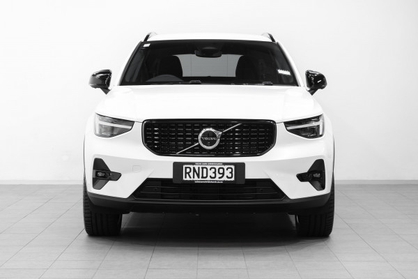 2025 Volvo XC40 XZ Ultra B4 Dark SUV Image 2