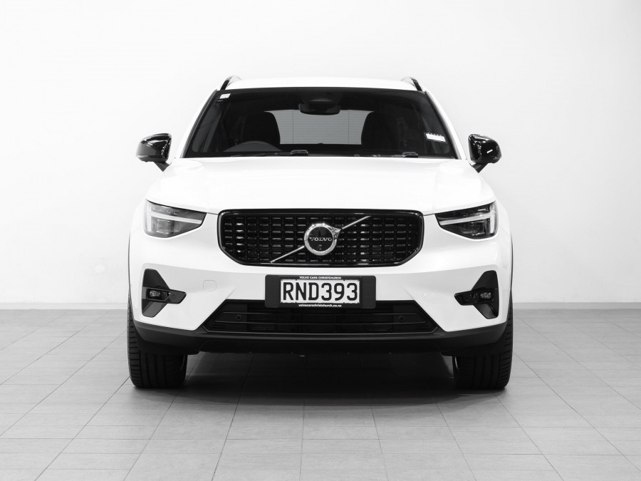 2025 Volvo XC40 XZ Ultra B4 Dark SUV Image 2