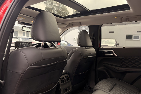 2024 Mitsubishi Outlander ZM PHEV Exceed SUV Image 8