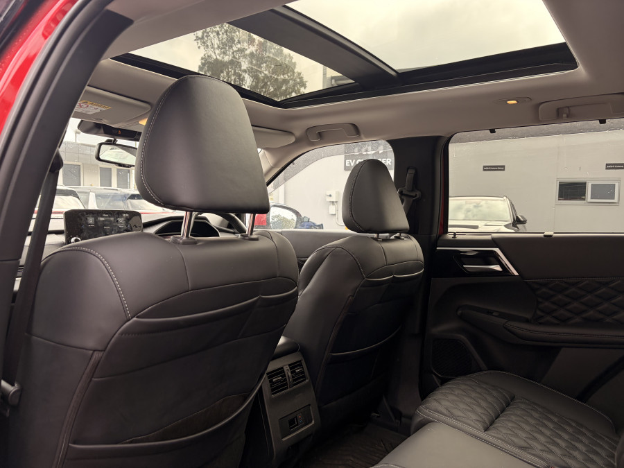 2024 Mitsubishi Outlander ZM PHEV Exceed SUV Image 8